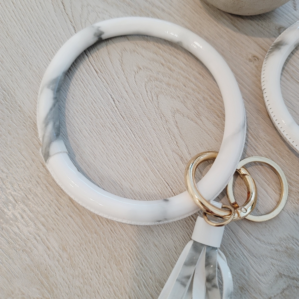 💕 NWOT Set of 2 Wristlet Bracelet Key Chain in White - Picture 10 of 13
